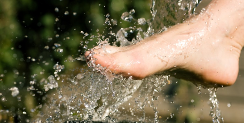 Можно ли обливать ноги холодной водой
